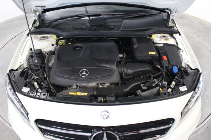 Mercedes-Benz GLA Class 2.0 GLA 250 4Matic AMG Line 5dr Auto [Premium Plus] Estate Petrol White