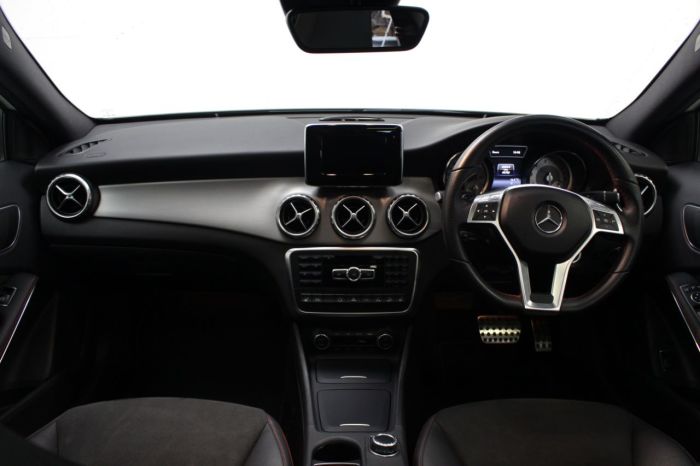 Mercedes-Benz GLA Class 2.0 GLA 250 4Matic AMG Line 5dr Auto [Premium Plus] Estate Petrol White