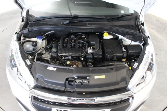 Peugeot 208 1.2 PureTech 82 Tech Edition 5dr [Start Stop] Hatchback Petrol White